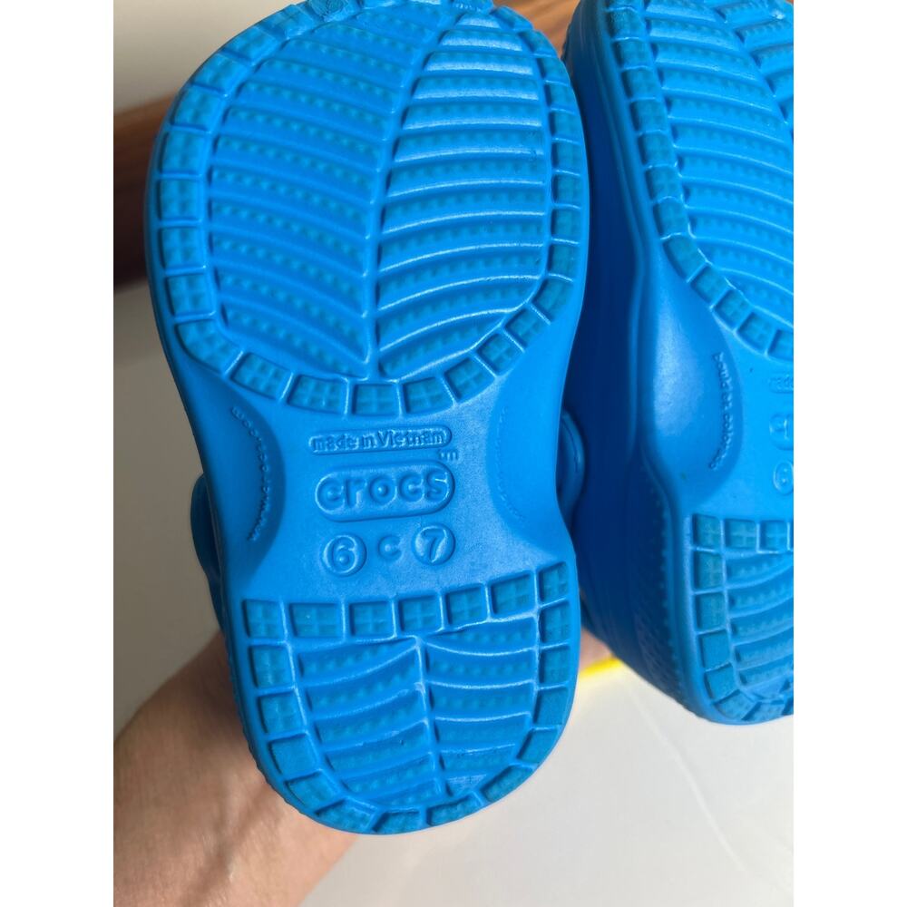 Crocs Toddler Size 6/7 Blue with black fleece lining - Picture 10 of 10